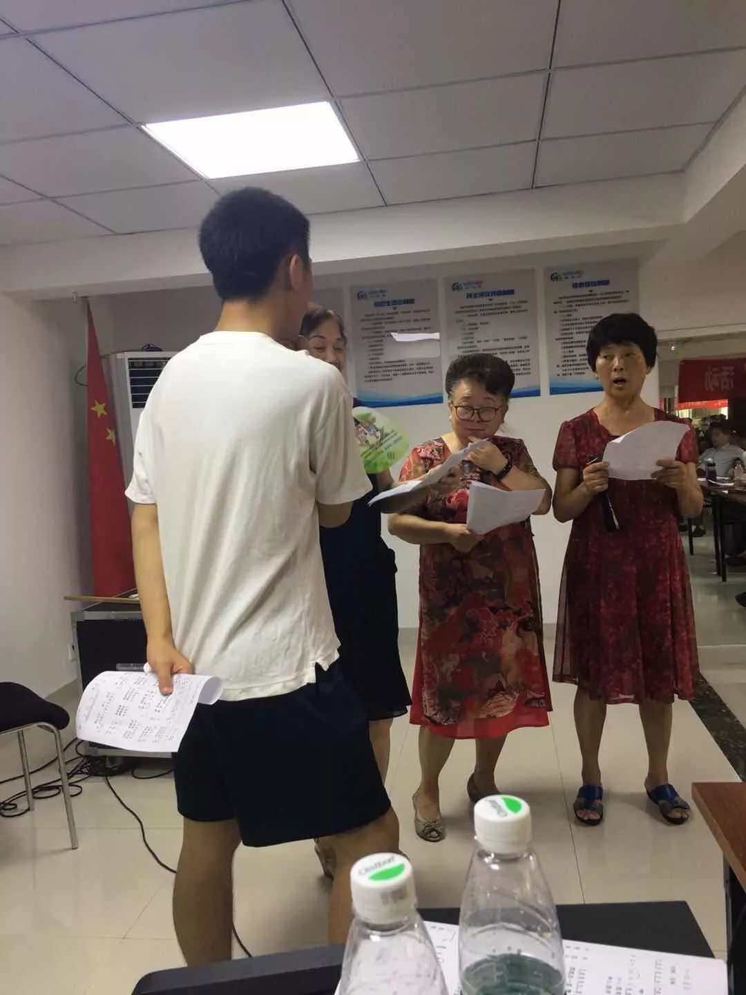 志愿者教老年组学员唱歌