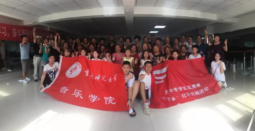 三下乡志愿者和社区居民合影