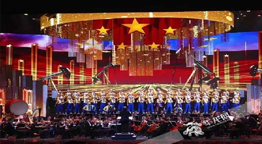 重庆市庆祝新中国成立70周年大型文艺晚会,手风琴伴奏《我们走在大路上》《我为祖国献石油》_看图王